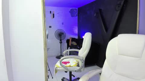 Snapshot of darlingbdsm_ chatting on March 1, 6:54 pm Darling online show from March 1, 6:54 pm