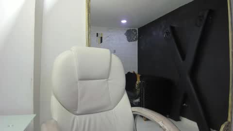 Snapshot of darlingbdsm_ chatting on March 3, 12:48 pm Darling online show from March 3, 12:48 pm