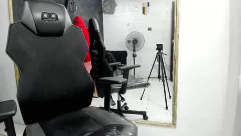 Snapshot of darlingbdsm_ chatting on November 24, 12:27 pm Darling online show from November 24, 12:27 pm