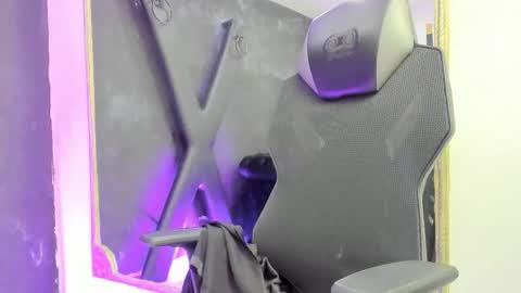 Snapshot of darlingbdsm_ chatting on November 30, 2:43 pm Darling online show from November 30, 2:43 pm