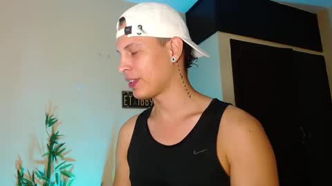 Snapshot of david_neill chatting on December 22, 7:52 pm David Neill online show from December 22, 7:52 pm