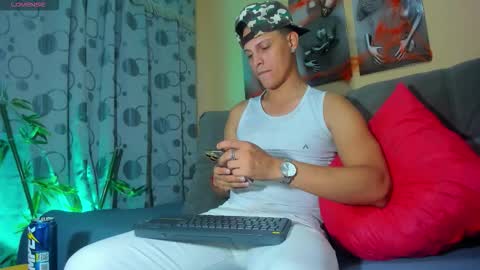 Snapshot of david_neill chatting on November 3, 2:02 am David Neill online show from November 3, 2:02 am