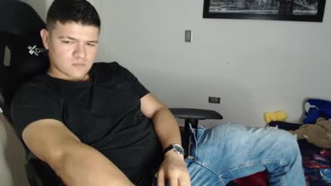 Snapshot of david_smit_ chatting on January 4, 10:45 pm david smit online show from January 4, 10:45 pm