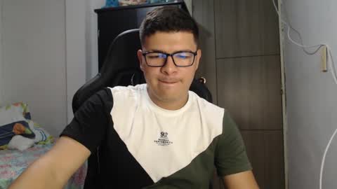 Snapshot of david_smit_ chatting on March 4, 9:32 pm david smit online show from March 4, 9:32 pm