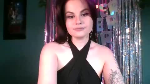 dellacrush_ online show from February 5, 5:53 pm