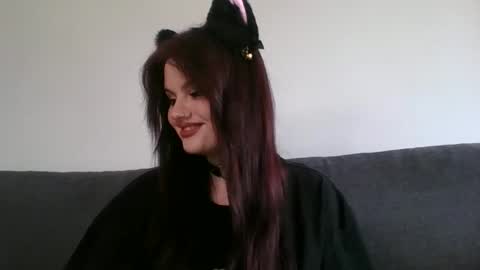 dellacrush_ online show from February 9, 12:30 pm