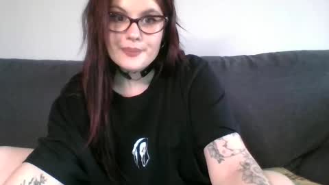 dellacrush_ online show from February 9, 3:34 pm