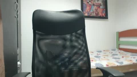 Snapshot of demol_latin chatting on December 17, 4:34 am MASTER DAV online show from December 17, 4:34 am