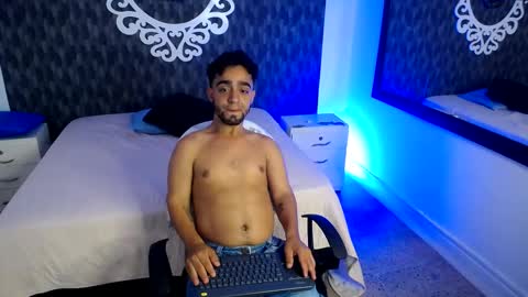 Snapshot of dereck_jhonsonn chatting on November 8, 7:56 pm Dereck online show from November 8, 7:56 pm