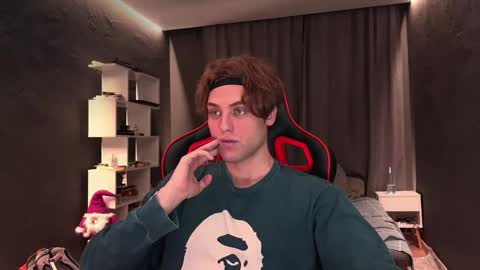 devilnut1 online show from November 12, 6:36 am