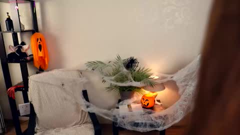 Elwyna online show from October 28, 7:05 pm