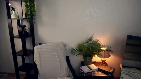 Elwyna online show from November 6, 6:53 pm