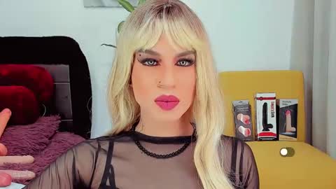 Snapshot of difiortiffany chatting on February 10, 3:24 am difiortiffany online show from February 10, 3:24 am