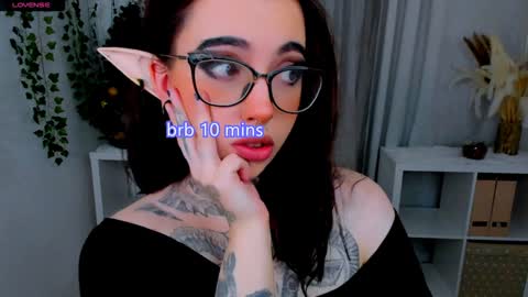 dixipixi_ online show from December 30, 1:36 pm