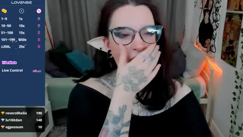 dixipixi_ online show from January 3, 8:43 am