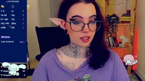 dixipixi_ online show from January 5, 8:43 am