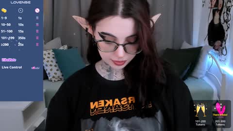 dixipixi_ online show from February 1, 5:49 am