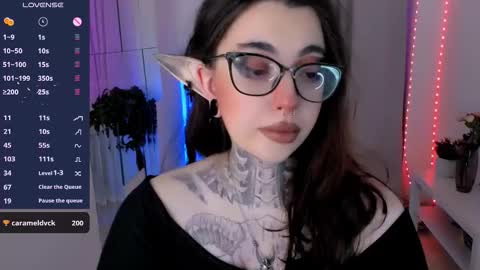 dixipixi_ online show from November 7, 5:51 am