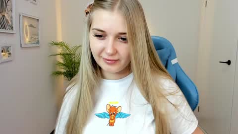 Snapshot of do_u_want_alice chatting on December 5, 2:20 am Alice online show from December 5, 2:20 am