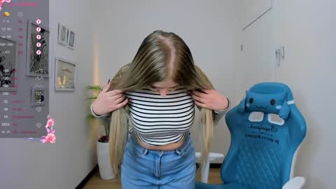 Snapshot of do_u_want_alice chatting on December 15, 2:30 am Alice online show from December 15, 2:30 am