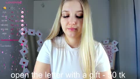 Snapshot of do_u_want_alice chatting on February 8, 2:15 am Alice online show from February 8, 2:15 am