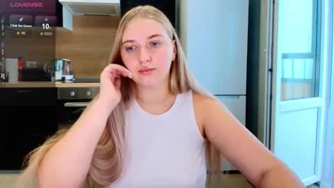 Snapshot of do_u_want_alice chatting on October 4, 6:44 am Alice online show from October 4, 6:44 am