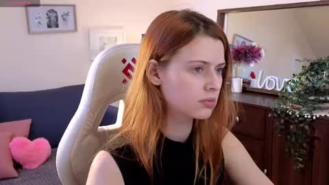 Snapshot of doll_lesli chatting on March 8, 6:10 am Your doll Lesli online show from March 8, 6:10 am