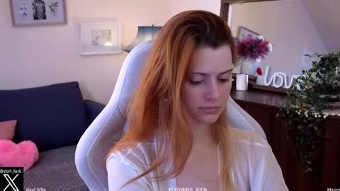 Snapshot of doll_lesli chatting on March 8, 9:17 am Your doll Lesli online show from March 8, 9:17 am