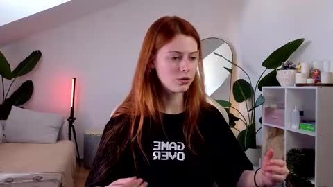 Snapshot of doll_lesli chatting on October 10, 9:19 am Your doll Lesli online show from October 10, 9:19 am