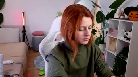 Snapshot of doll_lesli chatting on October 19, 9:21 am Your doll Lesli online show from October 19, 9:21 am