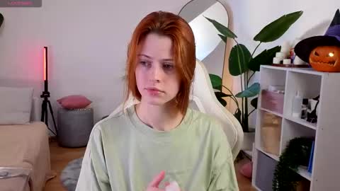 Snapshot of doll_lesli chatting on October 23, 9:19 am Your doll Lesli online show from October 23, 9:19 am