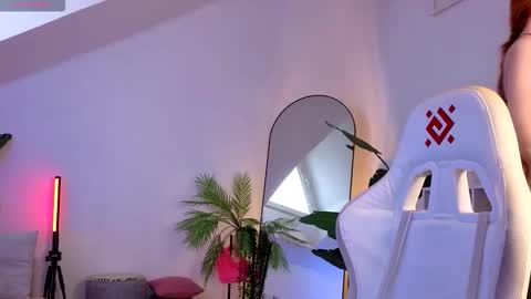 Snapshot of doll_lesli chatting on November 21, 8:35 am Your doll Lesli online show from November 21, 8:35 am