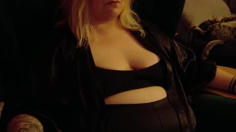 Snapshot of dominasadique chatting on October 7, 9:01 pm SADE online show from October 7, 9:01 pm