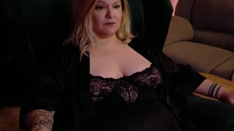 Snapshot of dominasadique chatting on November 25, 10:32 pm SADE online show from November 25, 10:32 pm