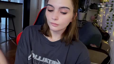 Snapshot of dorfmatratze_ chatting on January 5, 10:53 am Alice online show from January 5, 10:53 am