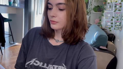 Snapshot of dorfmatratze_ chatting on January 8, 9:32 am Alice online show from January 8, 9:32 am