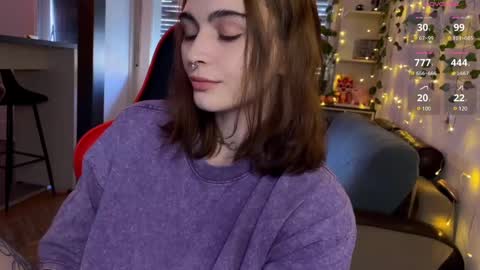 Snapshot of dorfmatratze_ chatting on February 19, 2:34 pm Alice online show from February 19, 2:34 pm