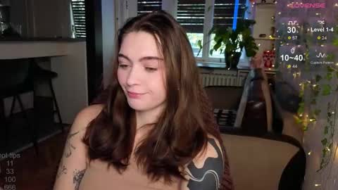 Snapshot of dorfmatratze_ chatting on October 25, 6:32 am Alice online show from October 25, 6:32 am