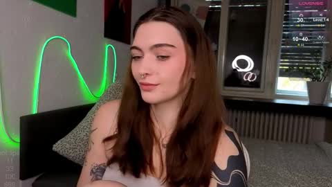 Snapshot of dorfmatratze_ chatting on December 4, 8:01 am Alice online show from December 4, 8:01 am