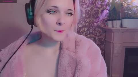 Snapshot of doublebubblecum chatting on November 9, 11:47 pm Angie online show from November 9, 11:47 pm