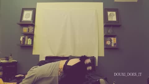 Snapshot of douxi_does_it chatting on December 14, 5:57 am Douxi online show from December 14, 5:57 am