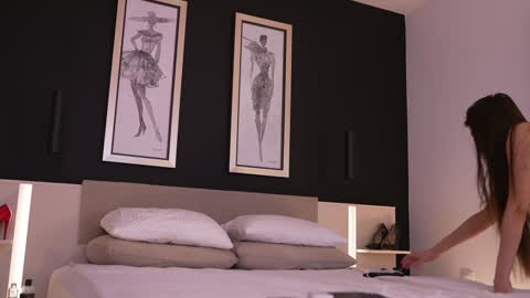 Snapshot of dovia chatting on January 5, 2:30 pm . . online show from January 5, 2:30 pm