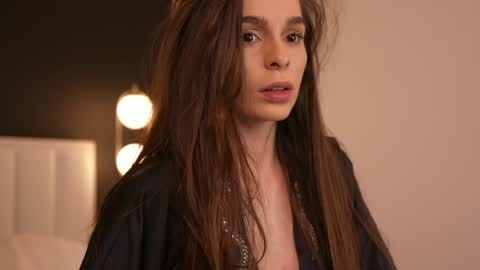 Snapshot of dovia chatting on March 9, 1:04 pm . . online show from March 9, 1:04 pm