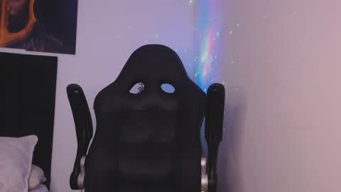 Snapshot of drake_cole11 chatting on December 2, 3:47 pm drake_cole11 online show from December 2, 3:47 pm