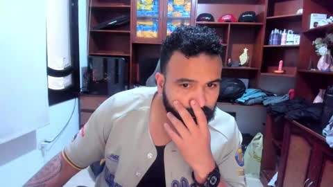 Snapshot of drako_argenti_ chatting on December 22, 6:04 pm Drako online show from December 22, 6:04 pm