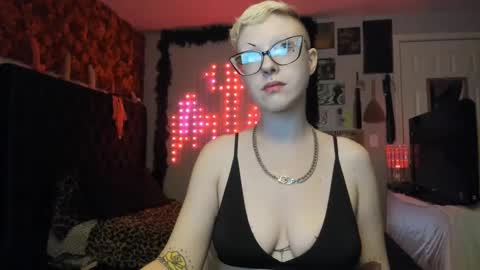 Your Majesty online show from December 4, 5:05 am