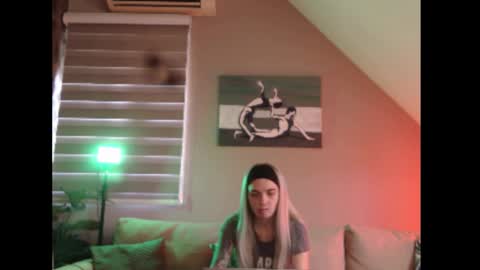 A girl online show from November 5, 8:03 am