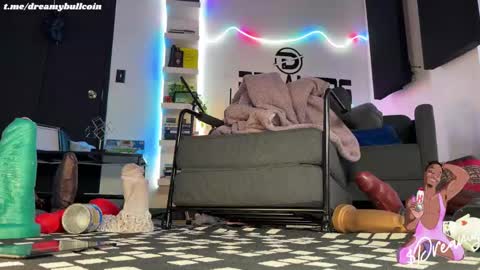 Snapshot of dreamybullxxx chatting on December 16, 11:50 pm Dreamy online show from December 16, 11:50 pm