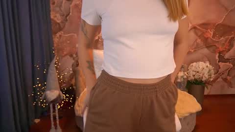 Snapshot of dreamylinaaa chatting on December 20, 8:06 am Lina online show from December 20, 8:06 am