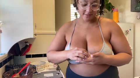 RIRI OR DREAMY online show from January 7, 9:25 pm